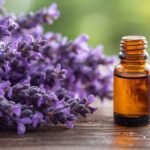 Close-up detalhado de flores de lavanda roxas com um frasco de óleo essencial desfocado ao fundo.