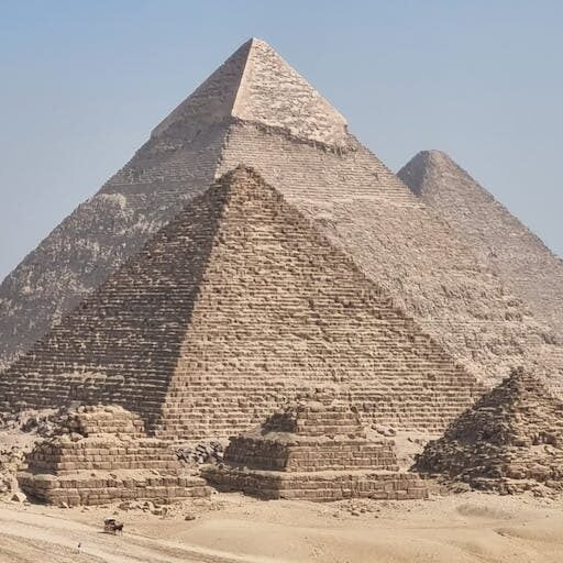 Foto com as pirâmides do egito