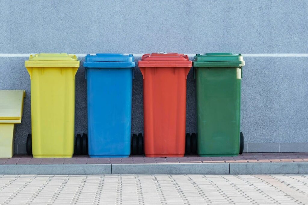 Coletores coloridos de reciclagem