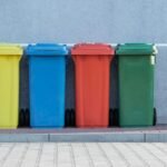 Coletores coloridos de reciclagem