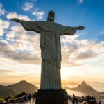 Cristo Redentor de braços abertos no topo do Corcovado, Rio de Janeiro