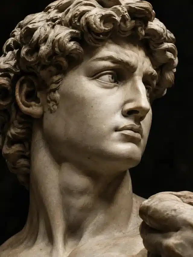 Escultura do David de Michelangelo em mármore branco iluminada por uma luz dramática de estúdio.